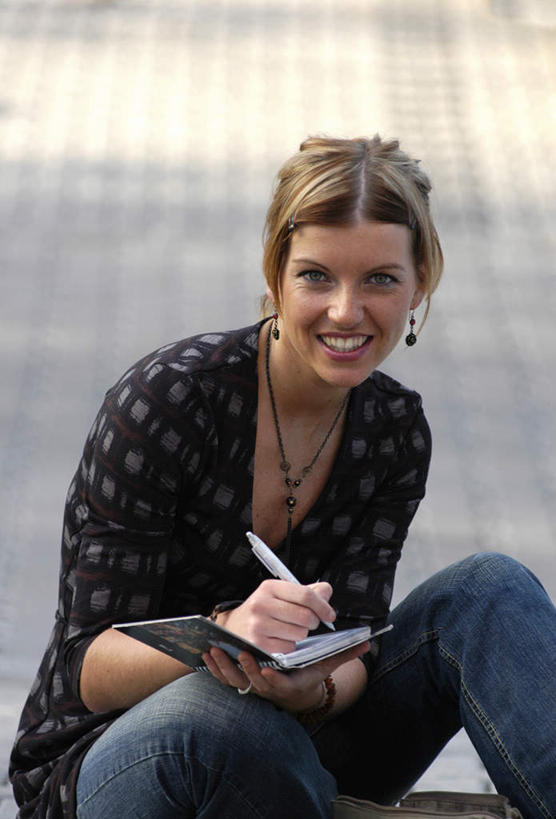 西方人,一个人,坐,笑,微笑,露齿笑,竖图,室外,白天,正面,项链,欧洲,欧洲人,仅一个年轻女性,仅一个女性,仅一个人,握,阴影,服装,装饰,光线,笔,影子,办公用品,记事本,圆珠笔,拿,拿着,注视,休闲装,文具,装饰品,衣服,阳光,本子,笔记本,饰品,首饰,学习用品,观察,看,休闲,休闲服,握着,服饰,观看,华丽,修饰,耳坠,文具用品,点缀,察看,关注,衬托,美观,雅致,雅观,年轻女性,女人,女性,白种人,坐着,半身,彩图