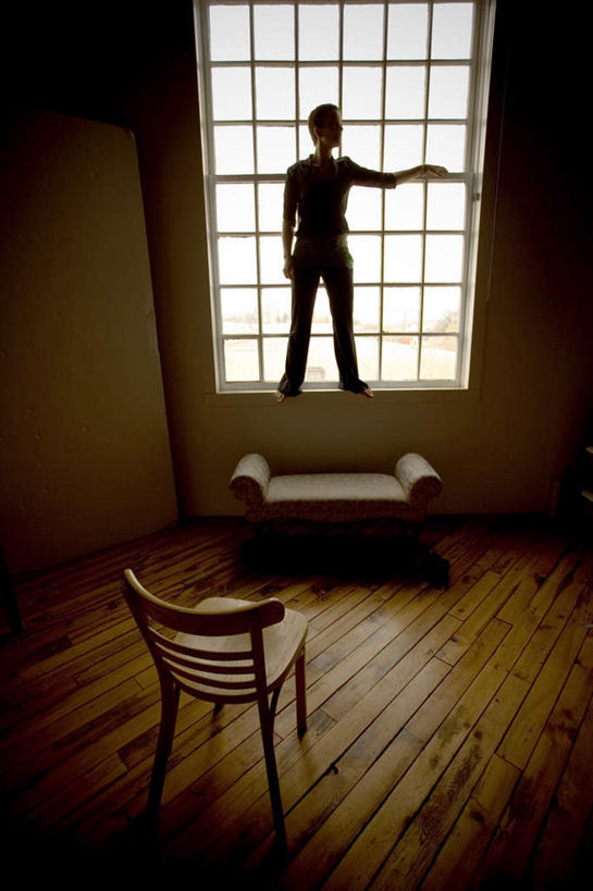 西方人,手,一个人,站,竖图,室内,白天,正面,窗户,地板,落地窗,沙发,椅子,欧洲,欧洲人,仅一个男性,仅一个人,木椅,地面,注视,木地板,玻璃窗,仅一个年轻男性,观察,看,站着,手部,观看,察看,扶着,关注,布艺沙发,男人,男性,年轻男性,白种人,站立,彩图,全身