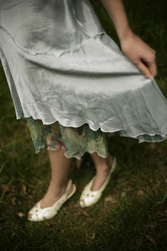 西方人,腿部,脚,脚趾,脚后跟,脚背,踝,腿,一个人,站,拉,竖图,俯视,室外,白天,裙子,草地,草坪,植物,欧洲,欧洲人,仅一个年轻女性,仅一个女性,仅一个人,连衣裙,朦胧,模糊,草,绿色,站着,年轻女性,女人,女性,白种人,脚底,站立,半身,彩图,高角度拍摄