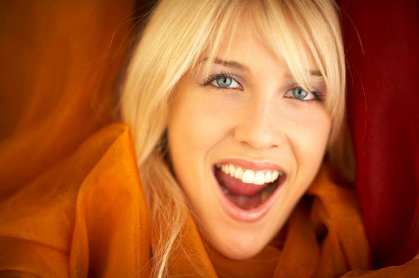 西方人,脸,头,眼睛,脸颊,眉毛,睫毛,一个人,笑,大笑,横图,室内,白天,正面,兴奋,欧洲,欧洲人,瞳孔,仅一个年轻女性,仅一个女性,仅一个人,鲜艳,美丽,漂亮,张嘴,眼部,优美,摩登,艳丽,张大嘴巴,哈哈大笑,斑斓,标致,瑰丽,娇艳,锦绣,娟秀,俊丽,奇丽,俏丽,时兴,秀丽,年轻女性,女人,女性,白种人,头部,睫,脸部,脸蛋,眉,面部,眼,眼睫毛,眼眉,张开嘴,半身,彩图,高兴,狂笑,眼眉毛