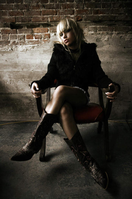 西方人,一个人,坐,竖图,室内,白天,正面,椅子,欧洲,欧洲人,仅一个年轻女性,仅一个女性,仅一个人,一张,握,服装,墙,注视,休闲装,翘腿,斑驳,墙壁,墙面,衣服,观察,看,休闲,休闲服,握着,服饰,观看,察看,关注,班驳,年轻女性,女人,女性,白种人,坐着,彩图,全身