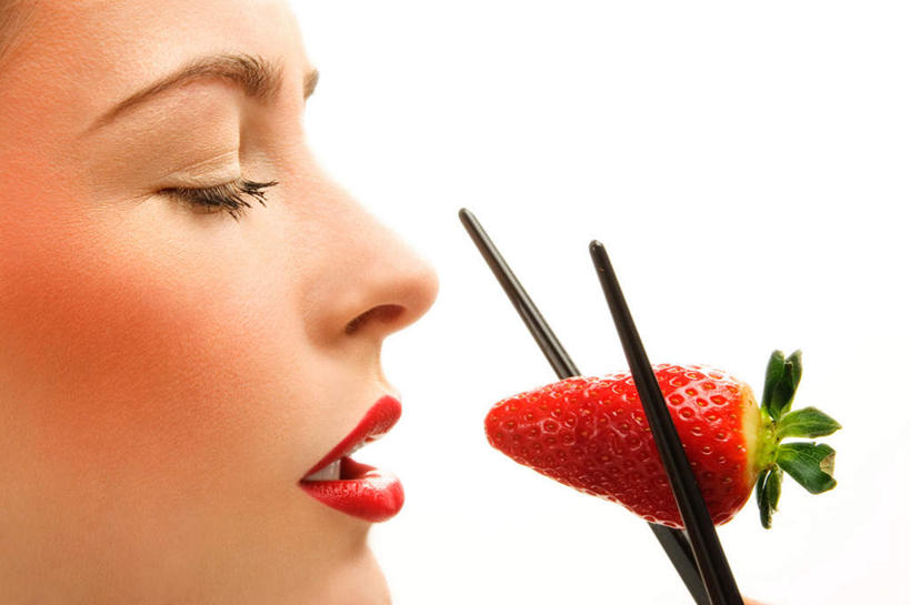 西方人,脸,头,鼻子,嘴,脸颊,一个人,闭眼,横图,室内,特写,白天,白色背景,侧面,化妆,筷子,草莓,浆果,餐具,水果,叶子,欧洲,欧洲人,仅一个年轻女性,仅一个女性,仅一个人,一双,新鲜,生食,食品,果实,绿叶,夹,文化,传统,食物,一个,红色,口红,嫩叶,摄影,有机食品,绿色食品,影棚,单个,礼节,红唇,礼仪,年轻女性,女人,女性,白种人,头部,鼻,鼻孔,脸部,脸蛋,面部,嘴巴,嘴唇,叶,叶片,进餐用具,洋莓,水果皇后,红莓,地莓,闭眼睛,闭着眼,闭着眼睛,半身,彩图,影棚拍摄,拍摄