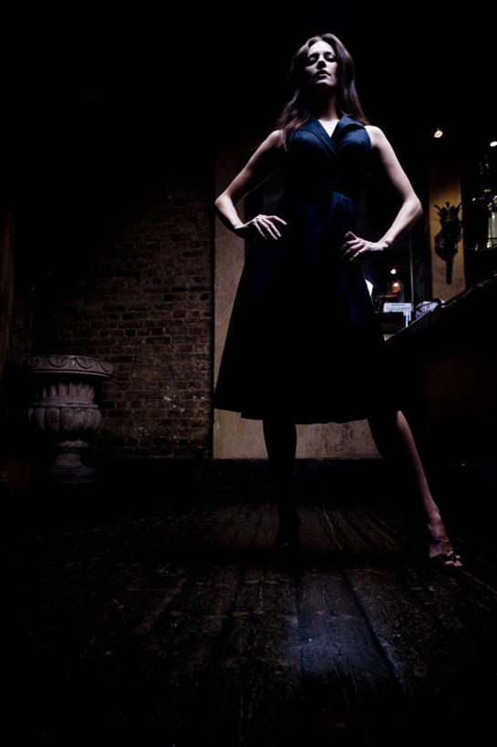 西方人,一个人,竖图,室内,白天,仰视,欧洲,欧洲人,仅一个年轻女性,仅一个女性,仅一个人,墙,注视,手叉腰,墙壁,墙面,叉腰,低头,观察,看,观看,察看,双手叉腰,关注,傲慢,高傲,年轻女性,女人,女性,白种人,彩图,低角度拍摄,全身