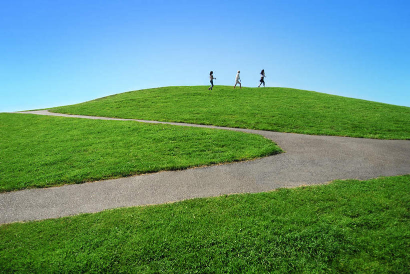 无人,横图,室外,白天,正面,旅游,度假,草地,草坪,美景,植物,道路,路,曲折,弯曲,景观,小路,交通,娱乐,草,蓝色,绿色,蓝天,天空,自然,天,享受,休闲,景色,放松,蜿蜒,乡间小路,晴朗,自然风光,延伸,万里无云,延长,晴空,晴空万里,彩图