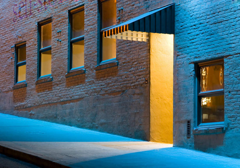 无人,家,横图,室外,白天,侧面,旅游,度假,美景,窗户,道路,街道,路,阴影,光线,影子,房屋,屋子,景观,小路,灯光,交通,倾斜,照射,娱乐,楼房,住宅,黄色,蓝色,自然,享受,休闲,景色,放松,自然风光,照耀,遮阳篷,映照,彩图,房子