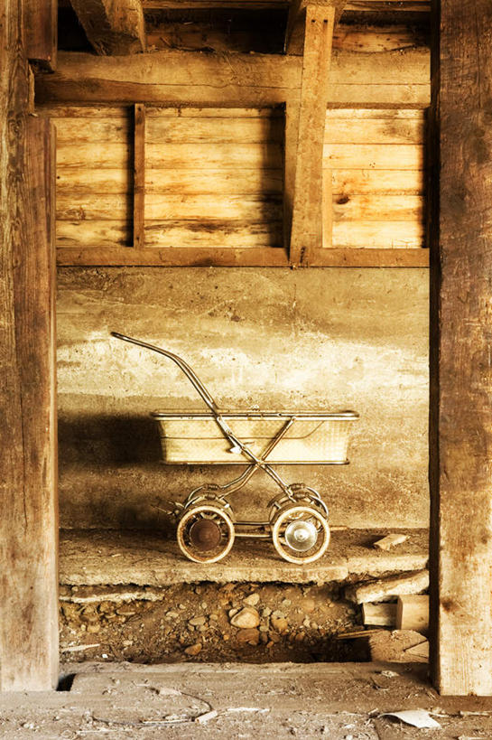 无人,家,竖图,室外,白天,正面,石头,废弃,阴影,反射,石子,影子,房屋,墙,屋子,树桩,楼房,墙壁,墙面,住宅,婴儿车,树,树干,木桩,石块,彩图,房子