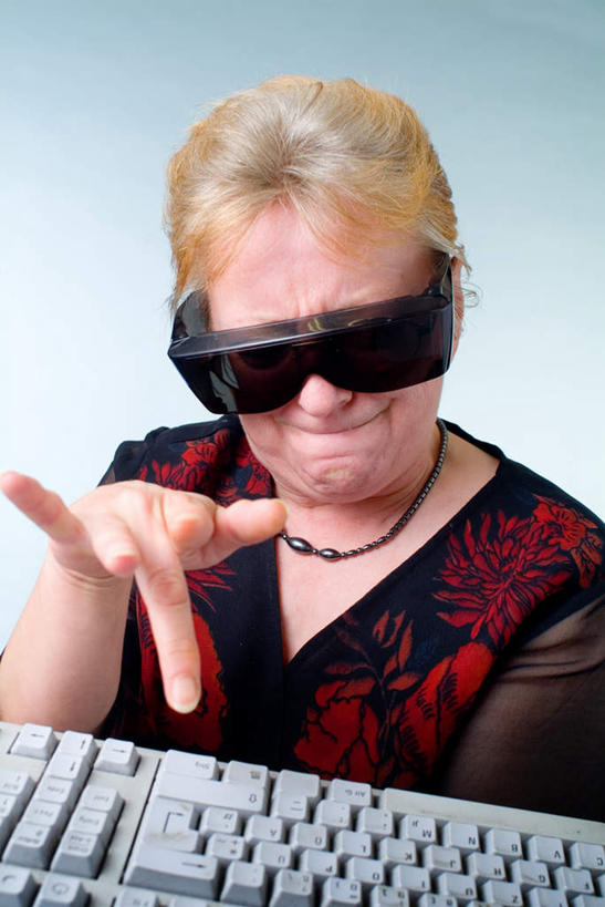 西方人,小拇指,一个人,站,竖图,室内,白天,白色背景,正面,爱情,键盘,欧洲,欧洲人,仅一个年轻女性,仅一个女性,仅一个人,墨镜,眼镜,浪漫,输入设备,通讯设备,太阳镜,太阳眼镜,手势,站着,遮阳镜,竖,摄影,影棚,翘,食指,通信设备,示爱,爱你,年轻女性,女人,女性,白种人,大拇指,站立,半身,彩图,影棚拍摄,拍摄