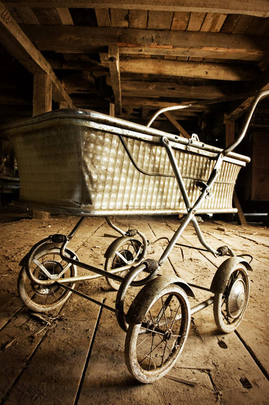 无人,家,木屋,竖图,室内,特写,白天,仰视,地板,静物,金属制品,一辆,阴影,光线,金属,影子,地面,木地板,住宅,婴儿车,阳光,车轮,肮脏,古董,古玩,邋遢,龌龊,污秽,彩图,低角度拍摄,茅舍,茅屋,棚屋,小木屋,小屋