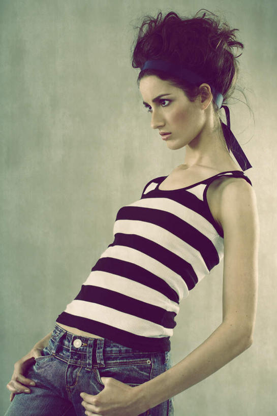 西方人,一个人,站,竖图,室内,白天,正面,欧洲,欧洲人,仅一个年轻女性,仅一个女性,仅一个人,服装,休闲装,发带,衣服,站着,休闲,休闲服,服饰,双手抄兜,双手放兜,年轻女性,女人,女性,白种人,插兜,两手抄兜,两手放兜,手插兜,手放口袋,站立,半身,彩图,手抄兜