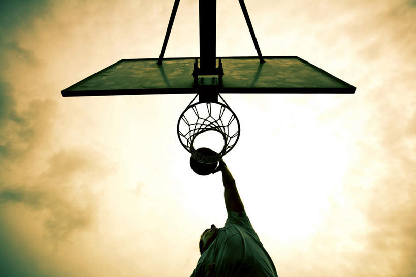 西方人,手,一个人,举,横图,室外,白天,仰视,篮球,欧洲,欧洲人,仅一个男性,仅一个人,阴影,光线,影子,云,云朵,篮球装备,篮板,云彩,运动器械,仅一个年轻男性,蓝色,白云,蓝天,天空,阳光,天,托,手部,健身器械,晴朗,健身器材,篮球运动,男人,男性,年轻男性,白种人,晴空,举起,举手,举着,向上举,向上伸,向上托,半身,彩图,低角度拍摄,运动器材