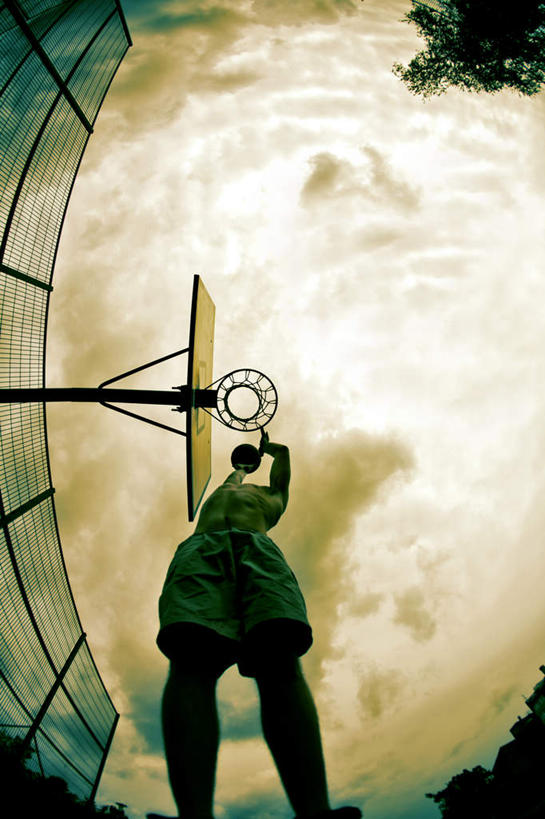 西方人,手,一个人,举,竖图,室外,白天,仰视,篮球,欧洲,欧洲人,仅一个男性,仅一个人,阴影,光线,影子,云,云朵,篮球装备,篮板,云彩,运动器械,仅一个年轻男性,蓝色,白云,蓝天,天空,阳光,天,托,手部,健身器械,晴朗,健身器材,篮球运动,男人,男性,年轻男性,白种人,晴空,举起,举手,举着,向上举,向上伸,向上托,半身,彩图,低角度拍摄,运动器材