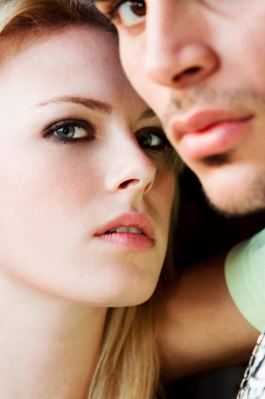 西方人,竖图,室内,白天,正面,爱情,幸福,欧洲,欧洲人,阴影,反射,影子,浪漫,依偎,注视,观察,看,靠,靠着,倚靠,温暖,温馨,恩爱,恋人,观看,和睦,察看,倚着,关注,依附,依赖,投靠,甜蜜,白种人,情侣,半身,彩图,伴侣,融洽