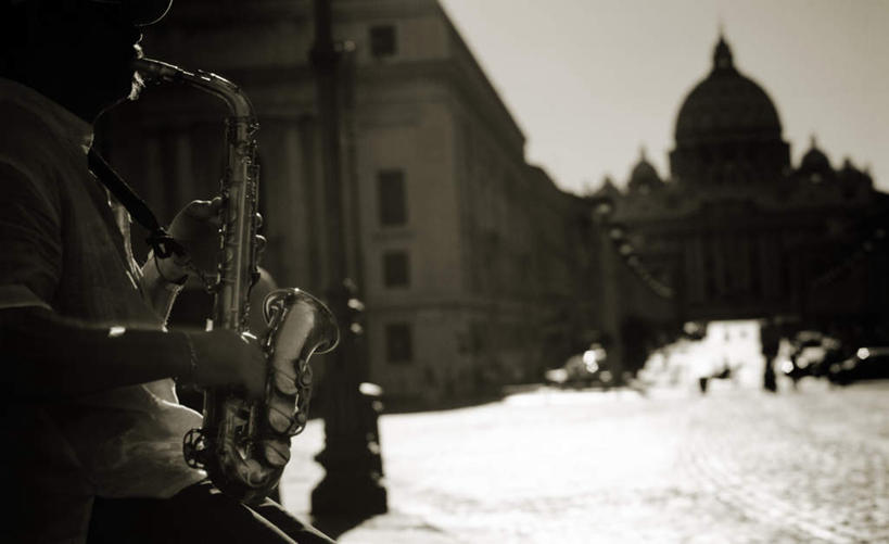 西方人,手,一个人,家,横图,室外,白天,正面,雪,大雪,路灯,照明,欧洲,欧洲人,仅一个男性,仅一个人,握,艺术,金属,房屋,屋顶,屋子,积雪,雪景,冬季,冬天,灯光,管乐器,乐器,萨克斯,铜管乐器,音乐,吹奏,拿,顶棚,拿着,楼房,圆顶,住宅,灯,仅一个年轻男性,手部,寒冷,握着,照亮,萨克斯风,萨克斯管,照明设备,严寒,男人,男性,年轻男性,白种人,半身,彩图,房子