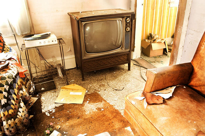 无人,横图,俯视,室内,白天,窗帘,地板,沙发,电视,阴影,反射,影子,唱片,垃圾,地面,凌乱,木地板,肮脏,混乱,彩电,布艺沙发,邋遢,显像管屏,显像管屏幕,黑白电视机,纷乱,缭乱,庞杂,龌龊,污秽,渣滓,恶浊,电视机,彩图,高角度拍摄