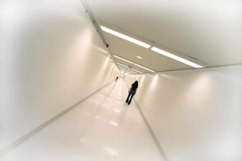 西方人,一个人,走,横图,室内,白天,正面,欧洲,欧洲人,仅一个男性,仅一个人,阴影,光线,影子,走道,走廊,过道,灯光,仅一个年轻男性,男人,男性,年轻男性,白种人,步行,散步,走路,半身,彩图