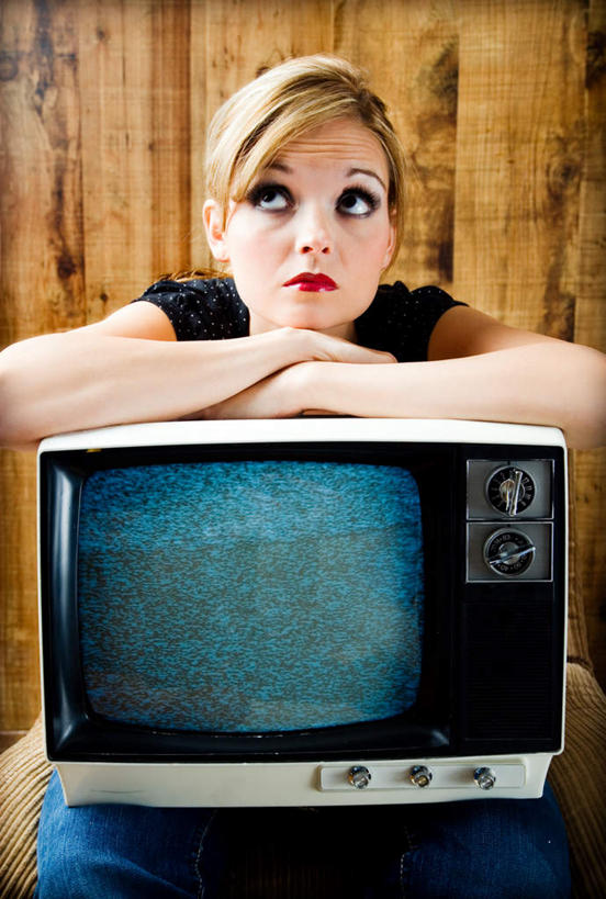 西方人,一个人,坐,竖图,室内,白天,正面,电视,欧洲,欧洲人,仅一个年轻女性,仅一个女性,仅一个人,服装,墙,休闲装,墙壁,墙面,衣服,休闲,休闲服,服饰,彩电,显像管屏,显像管屏幕,黑白电视机,年轻女性,女人,女性,白种人,电视机,坐着,半身,彩图