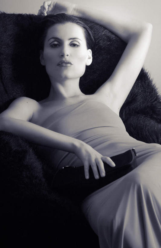 西方人,一个人,躺,竖图,黑白,室内,夜晚,正面,裙子,床,欧洲,欧洲人,仅一个年轻女性,仅一个女性,仅一个人,连衣裙,床单,注视,被子,抹胸,观察,看,单人床,观看,察看,被单,关注,抹胸裙,年轻女性,女人,女性,白种人,躺着,半身