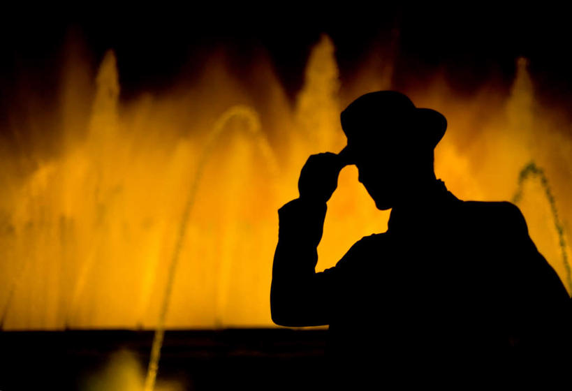 西方人,一个人,站,横图,室外,夜晚,正面,喷泉,帽子,欧洲,欧洲人,仅一个男性,仅一个人,握,景观,拿,拿着,礼帽,文化,仅一个年轻男性,品味,站着,握着,水景,美观,男人,男性,年轻男性,白种人,设计,站立,半身,彩图