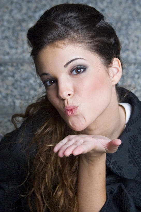 西方人,嘴,一个人,站,捧,竖图,室内,白天,正面,欧洲,欧洲人,仅一个年轻女性,仅一个女性,仅一个人,服装,棕色,休闲装,衣服,嘟嘴,站着,休闲,休闲服,撅嘴,服饰,年轻女性,女人,女性,白种人,长发,嘴巴,嘴唇,端,端着,捧着,手捧,站立,半身,彩图