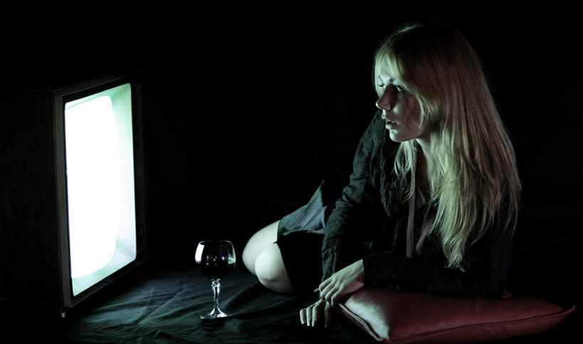 西方人,一个人,坐,横图,室内,夜晚,正面,吃饭,电视,欧洲,欧洲人,仅一个年轻女性,仅一个女性,仅一个人,服装,棕色,注视,休闲装,衣服,观察,看,休闲,休闲服,服饰,观看,察看,关注,彩电,显像管屏,显像管屏幕,黑白电视机,年轻女性,女人,女性,白种人,电视机,坐着,半身,彩图