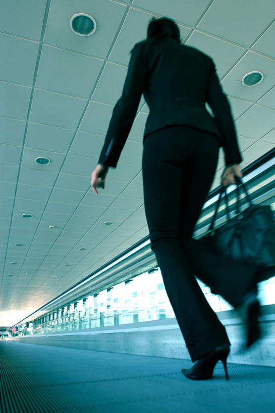 西方人,一个人,走,竖图,室内,白天,仰视,职员,天花板,欧洲,欧洲人,仅一个年轻女性,仅一个女性,仅一个人,瓷砖,地砖,地面,年轻女性,女人,女性,白种人,白领,商人,上班族,步行,散步,走路,彩图,低角度拍摄,全身,白领阶层,办公室职员