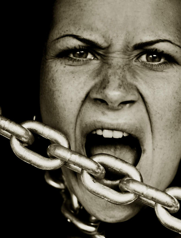 西方人,一个人,站,竖图,室内,白天,正面,欧洲,欧洲人,仅一个年轻女性,仅一个女性,仅一个人,黑色背景,站着,张嘴,摄影,铁链,影棚,张大嘴巴,年轻女性,女人,女性,白种人,张开嘴,站立,半身,彩图,影棚拍摄,拍摄