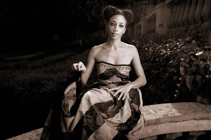 西方人,一个人,坐,横图,室外,白天,正面,裙子,椅子,欧洲,欧洲人,仅一个年轻女性,仅一个女性,仅一个人,连衣裙,躺椅,注视,抹胸,看,石椅,关注,抹胸裙,年轻女性,女人,女性,白种人,抬头,仰头,坐着,半身,彩图