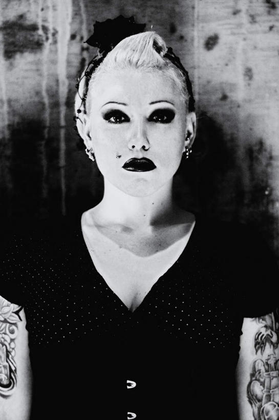 西方人,一个人,站,竖图,黑白,室内,白天,正面,时尚,欧洲,欧洲人,仅一个年轻女性,仅一个女性,仅一个人,面具,文化,纹身,站着,个性,信仰,刺青,追求,想象,文身,勇气,崇拜,张扬,年轻女性,女人,女性,白种人,站立,半身