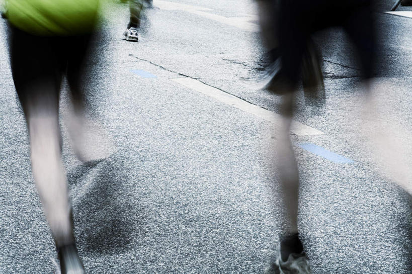 西方人,两个人,运动员,跑,横图,室外,白天,正面,长时间曝光,锻炼,运动,道路,路,公路,欧洲,欧洲人,朦胧,模糊,交通,曝光,体育,男人,男性,年轻男性,白种人,马路,体育运动员,运动选手,跑步,半身,彩图,健身