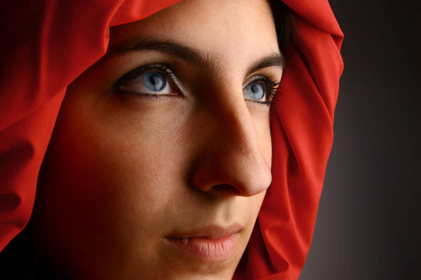 西方人,一个人,站,横图,室内,白天,正面,欧洲,欧洲人,仅一个年轻女性,仅一个女性,仅一个人,装饰,注视,围巾,看,站着,温暖,围脖,保暖,华丽,点缀,御寒,关注,衬托,美观,雅致,雅观,年轻女性,女人,女性,白种人,抬头,仰头,站立,半身,彩图