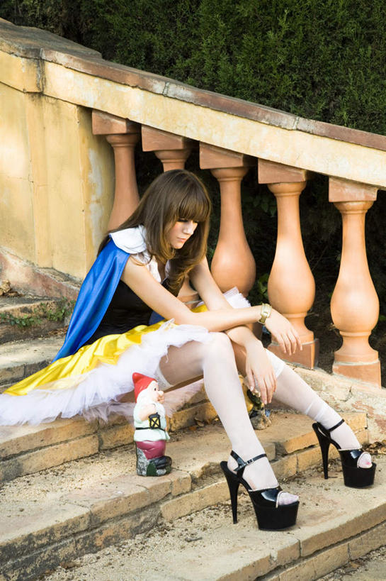 西方人,一个人,坐,竖图,室外,白天,侧面,婚纱,植物,雕塑,欧洲,欧洲人,仅一个年轻女性,仅一个女性,仅一个人,艺术,装饰,雕刻,雕像,石雕,树,树木,绿色,自然,工艺品,生长,成长,纪念,美术,主题,陈列,功能,美学,妆扮,年轻女性,女人,女性,白种人,坐着,彩图,全身,婚礼服,礼服,打扮,装扮