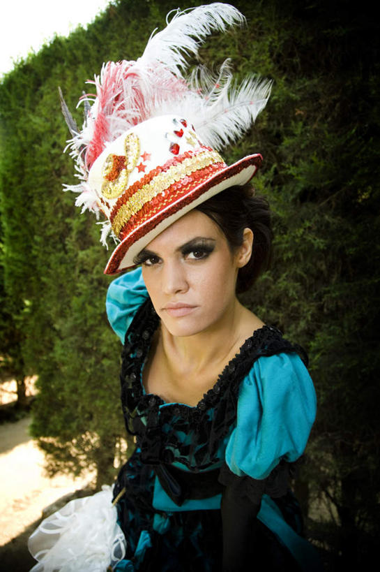 西方人,一个人,竖图,室外,白天,正面,裙子,植物,帽子,欧洲,欧洲人,仅一个年轻女性,仅一个女性,仅一个人,连衣裙,礼帽,树,树木,绿色,自然,生长,成长,年轻女性,女人,女性,白种人,半身,彩图