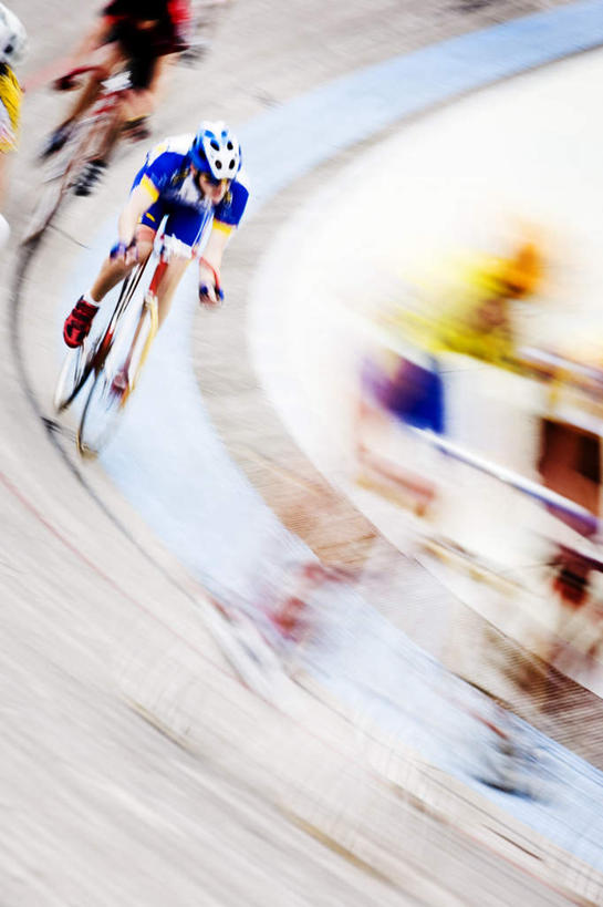 运动员,竖图,俯视,室外,白天,锻炼,快乐,比赛,运动,竞争,自行车,朦胧,模糊,许多人,弧形,倾斜,娱乐,车,脚踏车,交通工具,一群人,休闲,弧度,迅速,敏捷,体育运动,载具,疾速,体育,男人,男性,年轻男性,体育运动员,运动选手,半身,彩图,高角度拍摄,健身