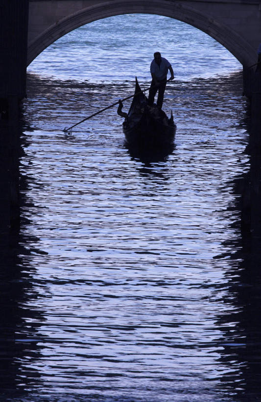 两个人,站,坐,竖图,室外,白天,正面,旅游,度假,河流,美景,水,船,意大利,欧洲,威尼斯,一条,船夫,朦胧,模糊,平静,河水,景观,水流,木船,娱乐,自然,交通工具,驾驶,行驶,站着,享受,休闲,景色,放松,宁静,操纵,控制,舟,南欧,自然风光,载具,操控,意大利共和国,把持,站立,坐着,半身,彩图