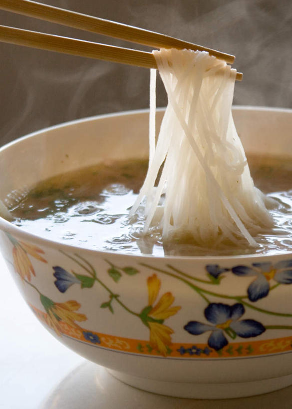 面食,面条,无人,竖图,俯视,室内,白天,筷子,餐具,一双,花纹,装饰,陶瓷,汤,食品,陶瓷制品,文化,传统,米粉,米线,食物,一只,碗,礼节,华丽,修饰,点缀,礼仪,衬托,美观,雅致,雅观,面汤,进餐用具,彩图,高角度拍摄