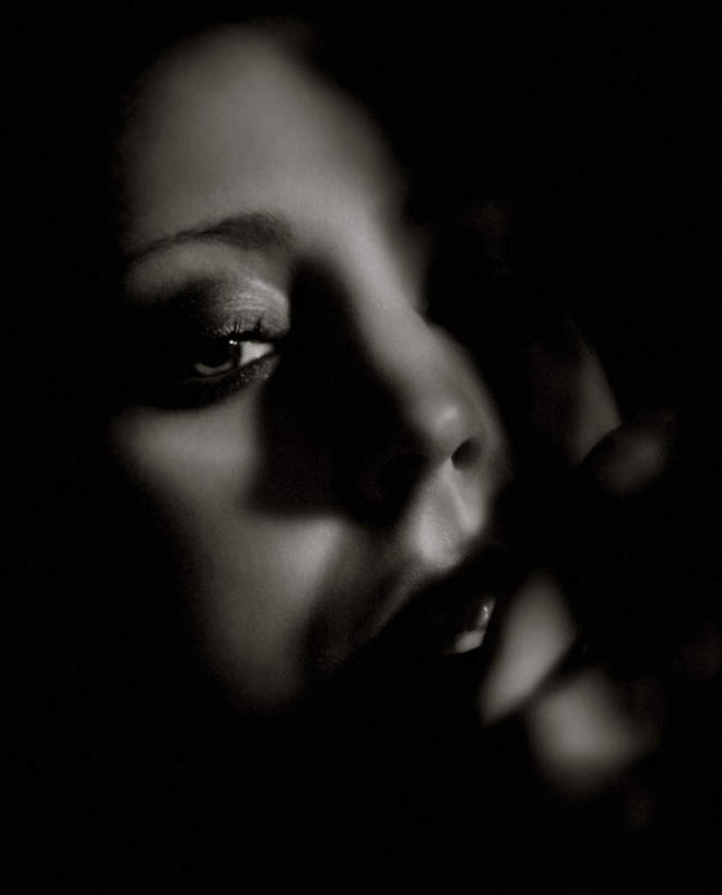 西方人,脸,头,眼睛,鼻子,嘴,脸颊,眉毛,睫毛,头发,一个人,竖图,黑白,室内,特写,夜晚,正面,欧洲,欧洲人,瞳孔,仅一个年轻女性,仅一个女性,仅一个人,咬,黑色背景,注视,观察,看,美女,妩媚,眼部,摄影,影棚,观看,咬着,察看,关注,玉人,年轻女性,女人,女性,白种人,头部,鼻,鼻孔,睫,脸部,脸蛋,眉,面部,眼,眼睫毛,眼眉,嘴巴,嘴唇,半身,影棚拍摄,拍摄,眼眉毛