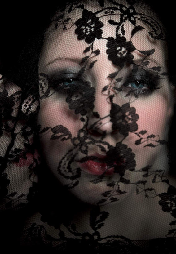 西方人,脸,头,眼睛,鼻子,嘴,脸颊,眉毛,睫毛,一个人,竖图,室内,特写,白天,正面,化妆,欧洲,欧洲人,瞳孔,仅一个年轻女性,仅一个女性,仅一个人,图案,注视,黑色,观察,看,眼影,美女,妩媚,遮,遮掩,眼部,观看,察看,掩盖,遮挡,关注,遮盖,掩饰,扮装,玉人,年轻女性,女人,女性,白种人,头部,鼻,鼻孔,睫,脸部,脸蛋,眉,面部,眼,眼睫毛,眼眉,嘴巴,嘴唇,半身,彩图,化装,眼眉毛