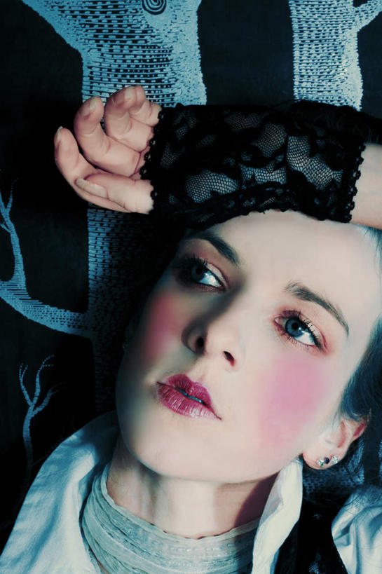 西方人,脸,头,眼睛,鼻子,嘴,脸颊,眉毛,睫毛,一个人,竖图,俯视,室内,特写,白天,化妆,欧洲,欧洲人,瞳孔,仅一个年轻女性,仅一个女性,仅一个人,注视,黑色,观察,看,腮红,眼影,美女,妩媚,眼部,观看,察看,红唇,关注,演出服,扮装,玉人,年轻女性,女人,女性,白种人,头部,鼻,鼻孔,睫,脸部,脸蛋,眉,面部,眼,眼睫毛,眼眉,嘴巴,嘴唇,半身,彩图,高角度拍摄,化装,眼眉毛