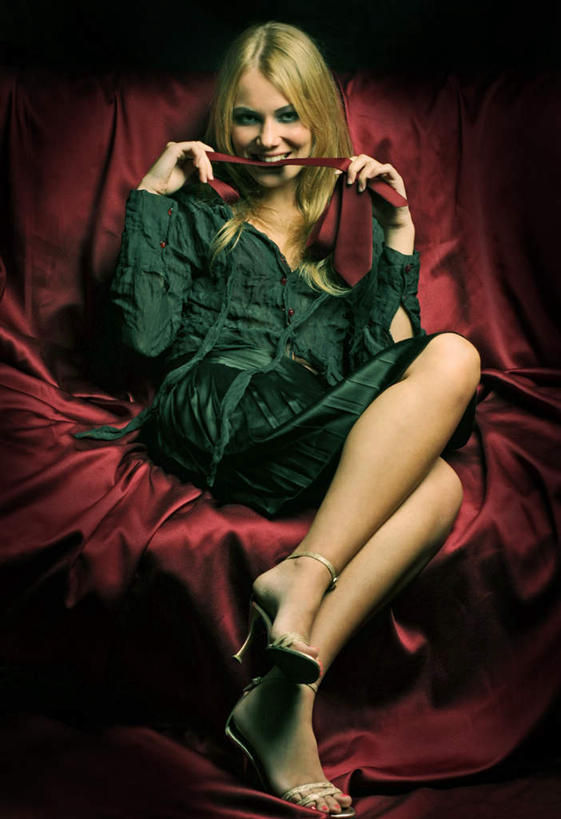 西方人,一个人,坐,竖图,室内,白天,正面,光晕,欧洲,欧洲人,仅一个年轻女性,仅一个女性,仅一个人,一条,握,服装,领带,二郎腿,拿,拿着,注视,衣服,红色,绿色,观察,看,靠,靠着,倚靠,美女,妩媚,握着,服饰,观看,察看,倚着,象征,衣着,庄重,穿着,关注,身份,正式,地位,衣饰,玉人,年轻女性,女人,女性,白种人,坐着,彩图,全身