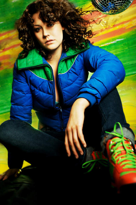 西方人,脸,头,眼睛,鼻子,嘴,脸颊,眉毛,睫毛,一个人,坐,竖图,室内,特写,白天,正面,欧洲,欧洲人,瞳孔,仅一个年轻女性,仅一个女性,仅一个人,服装,注视,休闲装,衣服,蓝色,观察,看,休闲,休闲服,美女,妩媚,眼部,服饰,观看,察看,关注,玉人,年轻女性,女人,女性,白种人,头部,鼻,鼻孔,睫,脸部,脸蛋,眉,面部,眼,眼睫毛,眼眉,嘴巴,嘴唇,坐着,半身,彩图,眼眉毛