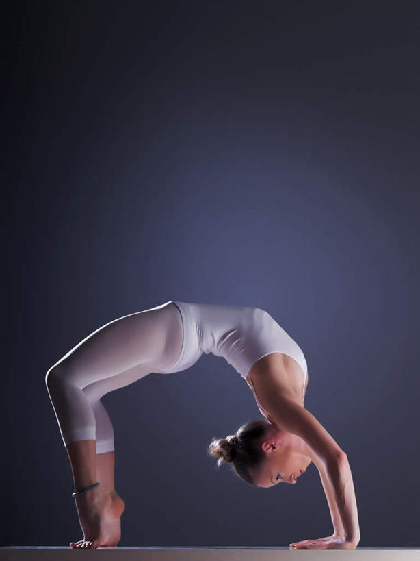 西方人,腿部,腿,一个人,竖图,室外,白天,侧面,锻炼,瑜伽,运动,地板,欧洲,欧洲人,仅一个年轻女性,仅一个女性,仅一个人,撑,弯腰,蓝色背景,服装,地面,注视,休闲装,木地板,衣服,白色,观察,看,休闲,休闲服,养生,双腿,摄影,服饰,影棚,观看,后仰,察看,撑着,关注,弯身,体育,年轻女性,女人,女性,白种人,彩图,全身,影棚拍摄,健身,拍摄