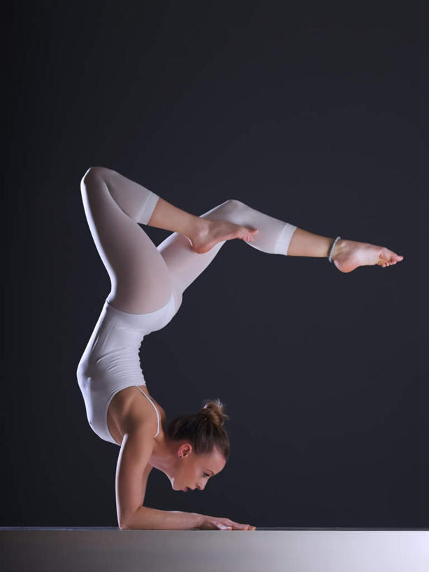 西方人,腿部,腿,一个人,竖图,室外,白天,侧面,锻炼,瑜伽,运动,地板,欧洲,欧洲人,仅一个年轻女性,仅一个女性,仅一个人,撑,蓝色背景,服装,地面,注视,休闲装,翘腿,木地板,衣服,白色,观察,看,休闲,休闲服,养生,双腿,摄影,服饰,影棚,观看,察看,撑着,关注,体育,年轻女性,女人,女性,白种人,彩图,全身,影棚拍摄,健身,拍摄