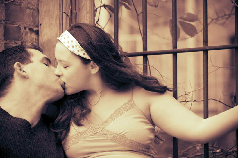 西方人,两个人,闭眼,吻,横图,室外,白天,正面,爱情,欧洲,欧洲人,阴影,服装,光线,影子,浪漫,休闲装,相视,衣服,黄色,阳光,亲昵,休闲,温暖,温馨,面对面,休闲服,恩爱,激情,亲密,亲热,恋人,服饰,对视,和睦,相对,相看,亲切,密切,男人,男性,年轻男性,年轻女性,女人,女性,白种人,情侣,闭眼睛,闭着眼,闭着眼睛,亲,亲吻,半身,彩图,伴侣,融洽