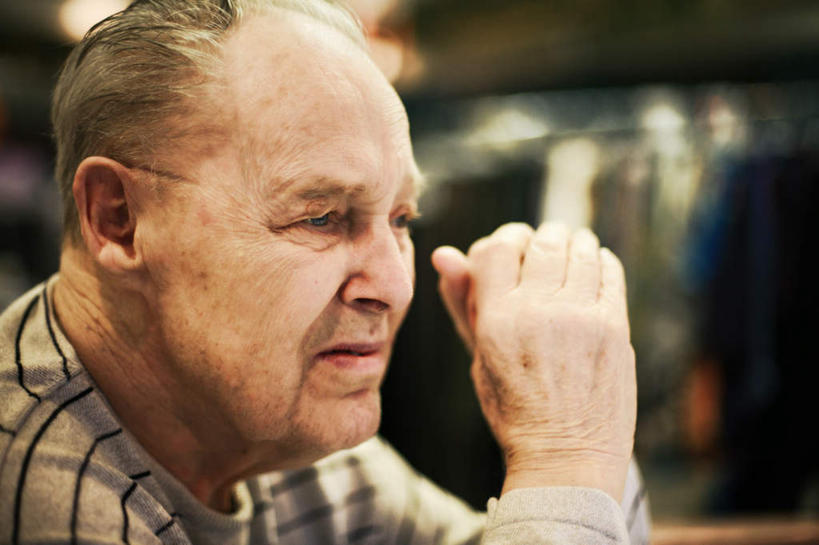 西方人,手,皱纹,一个人,双手交叉,横图,室外,白天,侧面,欧洲,欧洲人,仅一个男性,仅一个人,服装,朦胧,模糊,方格,注视,休闲装,衣服,观察,看,仅一个老年男性,休闲,思考,手部,休闲服,服饰,观看,察看,关注,思虑,苍老,衰老,朽迈,老年男性,男人,男性,白种人,半身,彩图