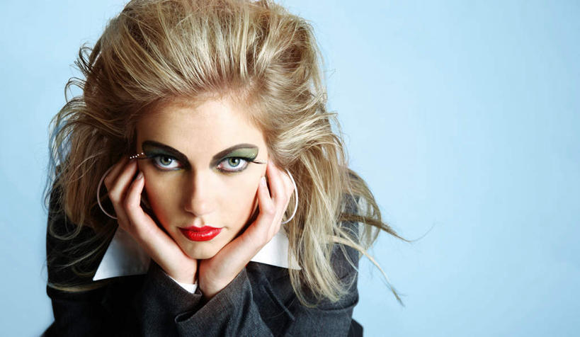 西方人,脸,头,眼睛,鼻子,嘴,脸颊,眉毛,睫毛,手,一个人,横图,室内,特写,白天,正面,化妆,欧洲,欧洲人,双手,瞳孔,仅一个年轻女性,仅一个女性,仅一个人,撑,抚摸,蓝色背景,托腮,注视,蓝色,观察,看,托,手部,眼影,美女,妩媚,眼部,摄影,影棚,观看,察看,红唇,关注,托下巴,玉人,年轻女性,女人,女性,白种人,头部,鼻,鼻孔,睫,脸部,脸蛋,眉,面部,眼,眼睫毛,眼眉,嘴巴,嘴唇,半身,彩图,影棚拍摄,拍摄,眼眉毛