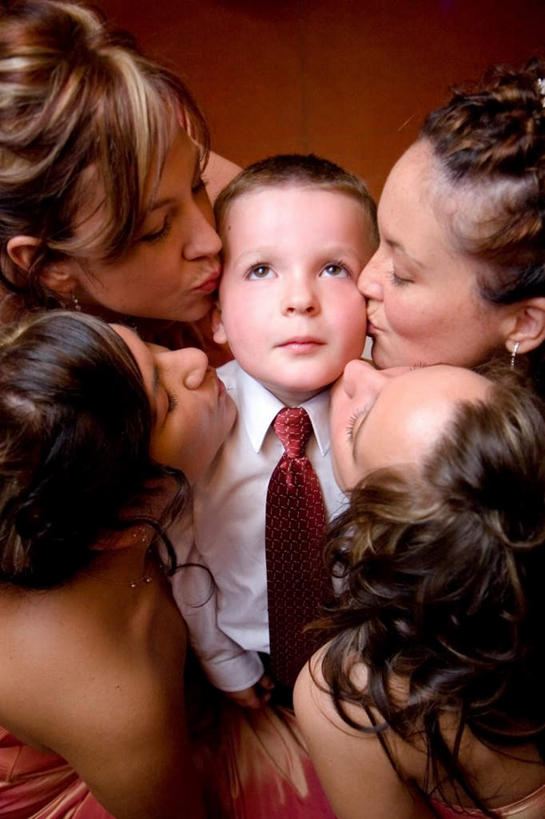 西方人,儿童,吻,竖图,室内,白天,正面,纯洁,欧洲,欧洲人,五个人,红色背景,许多人,小孩,亲昵,一群人,可爱,亲密,亲热,童年,童趣,摄影,影棚,童真,烂漫,无邪,亲切,密切,天真,男孩,男人,男性,年轻女性,女人,女性,白种人,孩子,亲,亲吻,半身,彩图,影棚拍摄,拍摄,男生