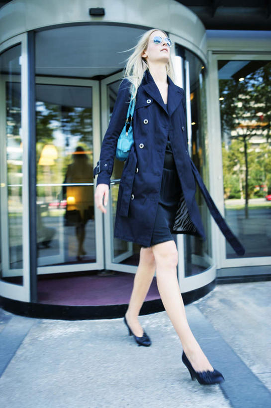 西方人,一个人,走,竖图,室外,白天,正面,高跟鞋,门,鞋子,玻璃,欧洲,欧洲人,仅一个年轻女性,仅一个女性,仅一个人,吊挂,悬挂,阴影,服装,光线,包,墨镜,皮包,眼镜,影子,挂,休闲装,玻璃制品,衣服,阳光,太阳镜,太阳眼镜,门框,休闲,休闲服,遮阳镜,服饰,旋转门,单肩包,年轻女性,女人,女性,白种人,步行,散步,走路,彩图,全身