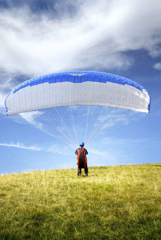 西方人,一个人,竖图,室外,白天,旅游,度假,跳伞,草地,草坪,植物,降落伞,欧洲,欧洲人,仅一个男性,仅一个人,仅一个中年男性,阴影,服装,光线,影子,云,云朵,云彩,休闲装,娱乐,草,背面,衣服,蓝色,绿色,白云,蓝天,天空,阳光,天,享受,休闲,休闲服,放松,服饰,晴朗,户外运动,男人,男性,中年男性,白种人,晴空,彩图,全身