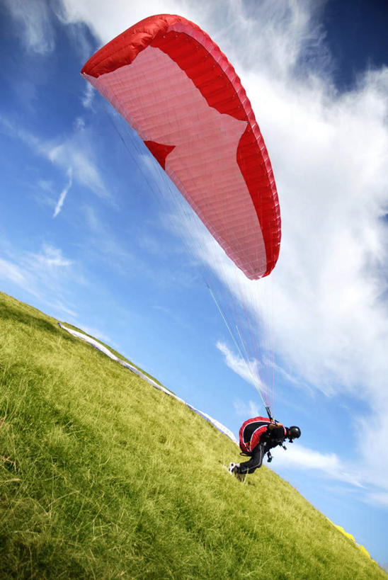 西方人,一个人,竖图,俯视,室外,白天,旅游,度假,跳伞,草地,草坪,植物,降落伞,欧洲,欧洲人,仅一个男性,仅一个人,仅一个中年男性,阴影,服装,光线,影子,云,云朵,云彩,休闲装,娱乐,草,衣服,蓝色,绿色,白云,蓝天,天空,阳光,天,享受,休闲,休闲服,放松,服饰,晴朗,户外运动,男人,男性,中年男性,白种人,晴空,彩图,高角度拍摄,全身