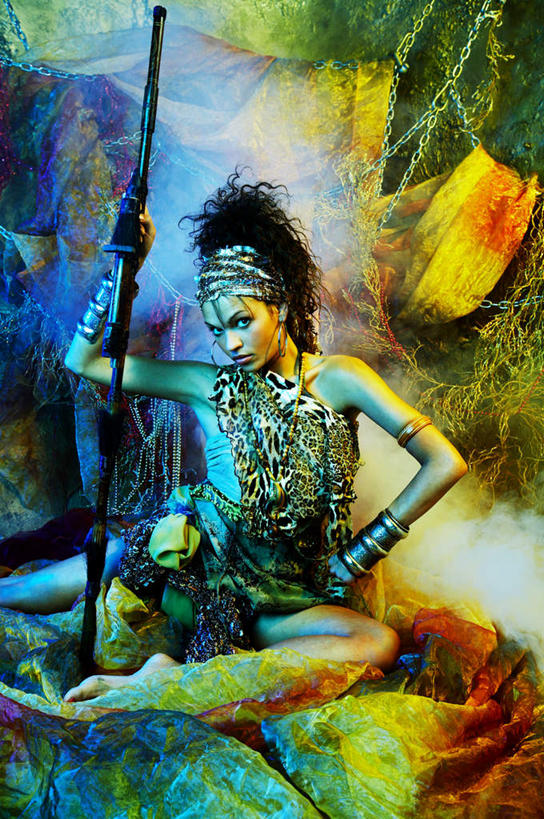 西方人,一个人,模特,坐,竖图,室外,白天,正面,竞争,雾,欧洲,欧洲人,仅一个年轻女性,仅一个女性,仅一个人,对抗,握,阴影,传统服饰,服装,朦胧,模糊,装饰,冲突,反射,枪,丝绸,丝带,影子,缎带,拿,拿着,注视,破坏,文化,手叉腰,绸带,衣服,发箍,发饰,饰品,叉腰,观察,看,武器,战争,握着,摄影,服饰,影棚,头箍,观看,损坏,原始,迷雾,察看,攻击,威胁,衣着,穿着,对立,关注,矛盾,兵器,毛皮,皮衣,防御,凶恶,发卡,配饰,敌对,挫败,斗争,抗拒,抗衡,凶险,杀伤,威慑,阴险,衣饰,狠毒,横暴,泼辣,肆虐,凶暴,凶横,暴虐,残暴,残忍,危险,凶残,凶狠,年轻女性,女人,女性,白种人,大雾,模特儿,坐着,彩图,全身,影棚拍摄,拍摄,传统文化